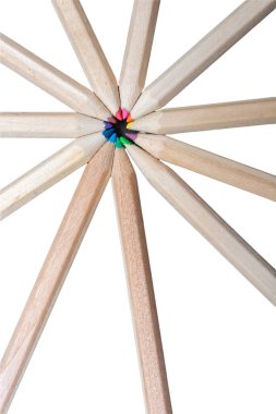 Sanatsal yaratıcılık çizimi için birçok farklı renkli izole kalem aracı.