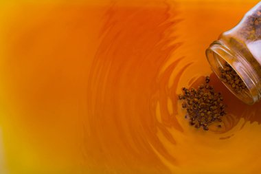 Kahve sıcak suda yavaşça erir.