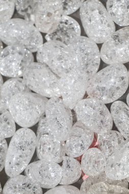 Doğal mineral kaya numunesi olarak kristalize kuvars (taş-kristal) değerli taş