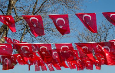 Türk ulusal bayrağı açık havada iple sallanıyor