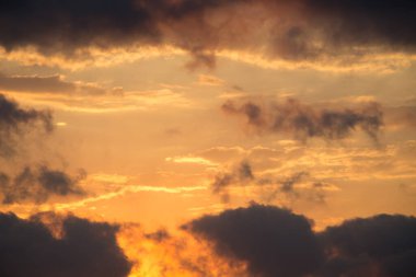 Koyu ve gri bulutlar gökyüzünde