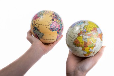 Beyaz arka plan üzerinde elinde iki küre holding holding iki eller