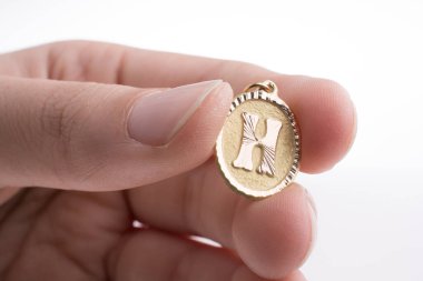 Beyaz zemin üzerine altın harf H