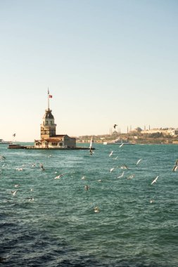 Boğaz 'ın ortasında bulunan Bakireler Kulesi