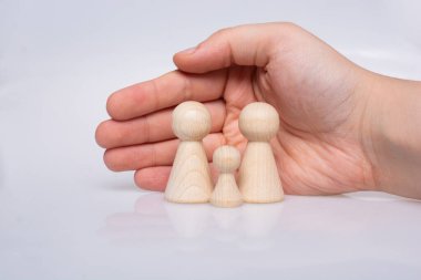 Çocukların bakımını üstlenmek için aile figürleri.