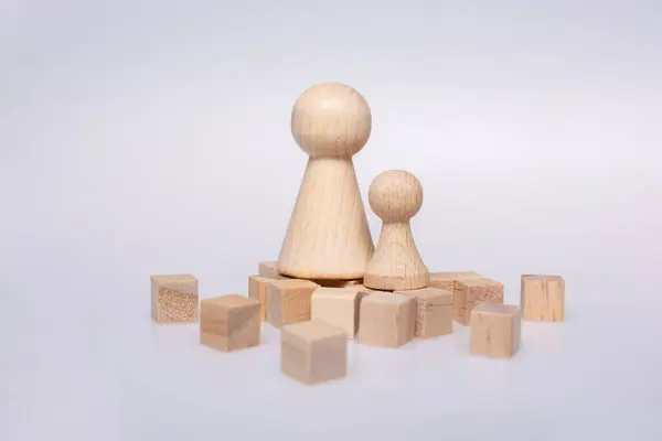 家庭的木制雕像作为照顾儿童的概念 — 图库照片