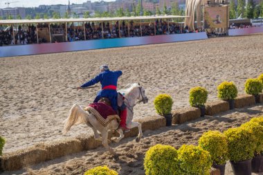 Atlı okçu at sırtında etnik giysiler içinde