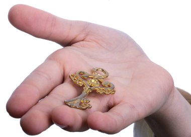 Beyaz arka planda eski moda metal bir anahtar tutan el.