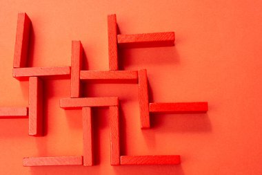 İş stratejisi, analitik, çözüm arayışı kavramı. Renkli ahşap bloklardan oluşan labirent.