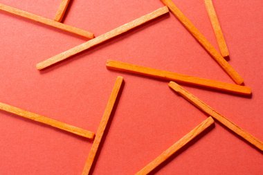 Oynamak ve saymak için çok renkli çubuklar.