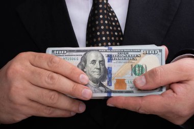 Amerikan doları banknotlarını mali faaliyet olarak tutan eller
