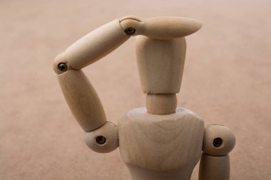 Anatomi bebeği ahşap arka planda el hareketi yapıyor.