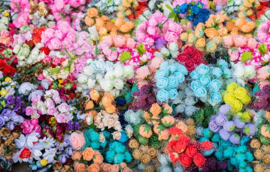 Renkli suni çiçeklerden yapılmış çiçek sanatı