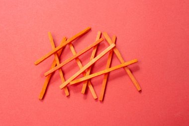 Oynamak ve saymak için çok renkli çubuklar.