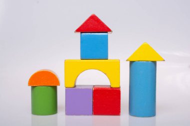 Bina kulesi, parlak renkli tahta blokları olan kale oyuncakları.