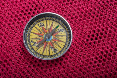 Seyahat kavramı olarak manyetik pusula aracı