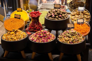 Çayın, şifalı otların, bitkilerin ve kurumuş çiçeklerin olduğu pazar.