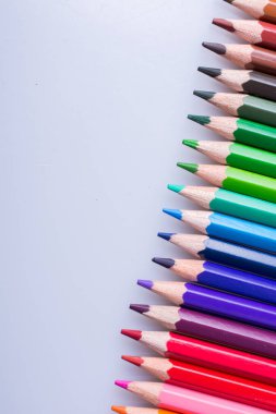 Beyaz arkaplana çeşitli renklerin renk kalemleri