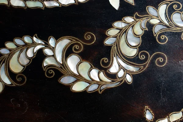 Osmanlı tarzı sanat. İnci kakmalı anne. Örnek.