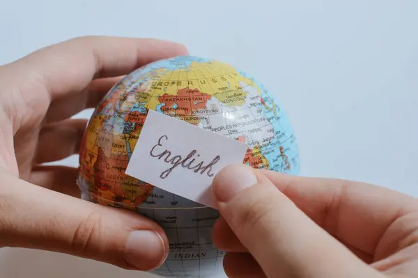 Ręczne Trzymanie Notatnika Angielskim Napisem Modelu Globu — Zdjęcie stockowe