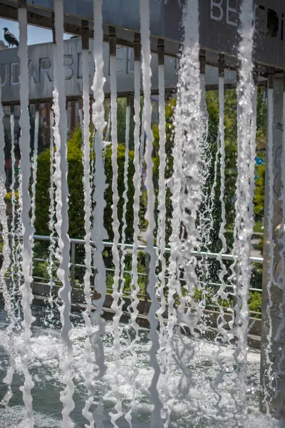 Las Fuentes Que Brotan Agua Con Gas Una Piscina Parque — Foto de Stock
