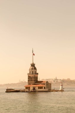 Boğaz 'ın ortasında bulunan Bakireler Kulesi
