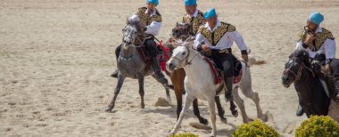 Atlılar etnik kıyafetleriyle geziyorlar.