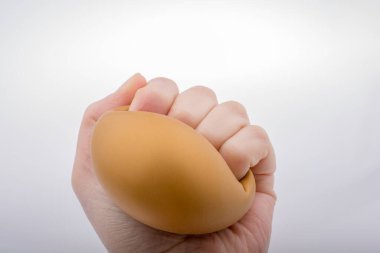 Beyaz arka planı olan sarı balonu sıkmak