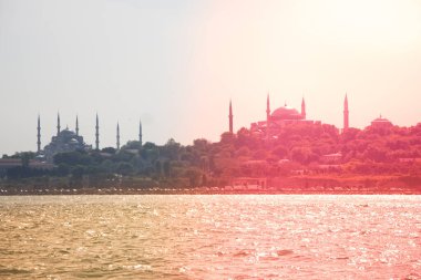 İstanbul 'daki Osmanlı tarzı caminin dış görünüşü