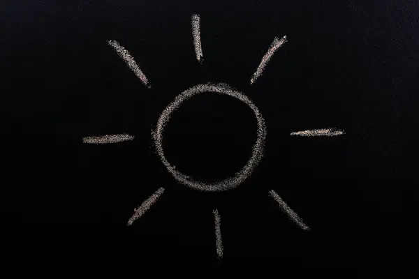 手描きの太陽は 黒板の背景に光の線の形を持つチョークで — ストック写真