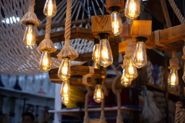 Dekoratif antika edison tarzı iplik ampulleri asılıydı.