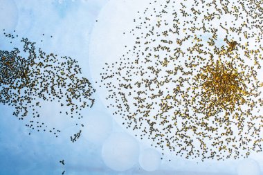 Su tabanında yağ kabarcıkları oluşmuş.