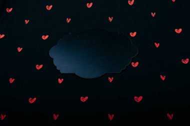 Siyah uyarı tahtası ve siyah arkaplanda kırmızı kalpler