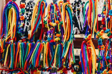 Renkli nesneler karışık çok renkli arkaplan oluşturur