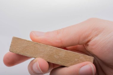 Beyaz arka plan üzerinde yapı taşları ile oynayan çocuk