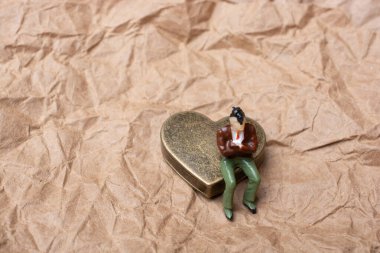 Metal kalp ile aşk ve sevgililer günü konsepti.