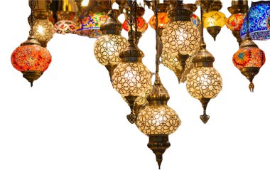 Türkiye 'nin İstanbul kentindeki Grand Bazaar' da egzotik Mozaik Osmanlı lambaları. Alışverişe. Otantik hediyeler ve seyahatlerden hatıralar..