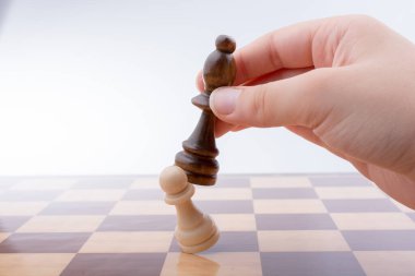 Satranç oynayan kişi gemiye hamle yapıyor.