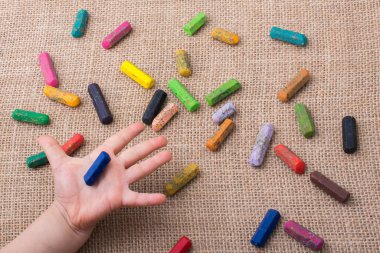 Renkli boya kalemi ve bir tutan bir küçük çocuklar el kullanılan