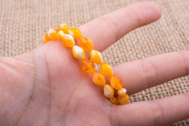 Elinde çeşitli renkte tespih takımı