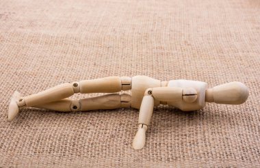 Tuval üzerinde poz bir adamın ahşap bebek