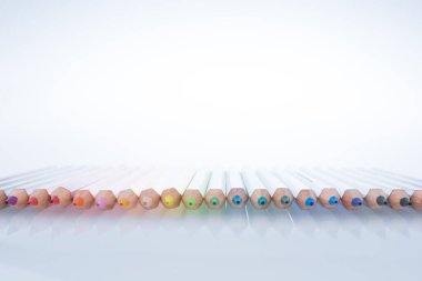 Beyaz arkaplanda çeşitli renk kalemleri