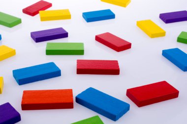 Beyaz arkaplanda renkli dominolar