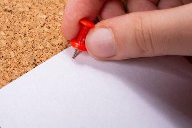 beyaz kağıt arkaplan ve pin