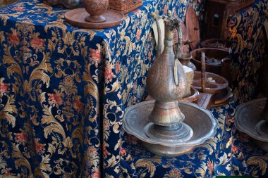 Görünüşte çok eski tarz metal ewer su kavanozu