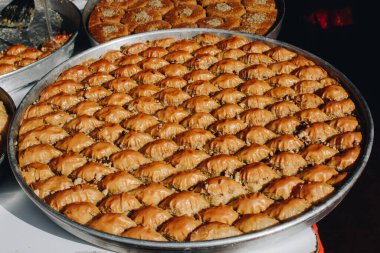Türk baklavası tepside sergileniyor