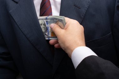 Yolsuzluk ve dolandırıcılık finansmanı için bir tomar para.