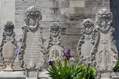 İstanbul 'daki mezarlarda Osmanlı zamanından kalma eski taşlar