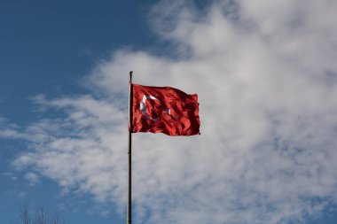 Gökyüzünde beyaz yıldız ve ay bulunan Türk ulusal bayrağı