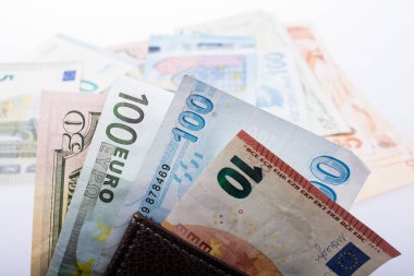 Beyaz arka planda el ele tutuşan Amerikan doları banknotları